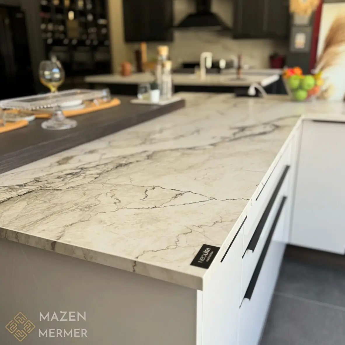 Mutfak Tezgahı Seçim Rehberi: Mermer mi, Kuvars mı, Porselen mi?